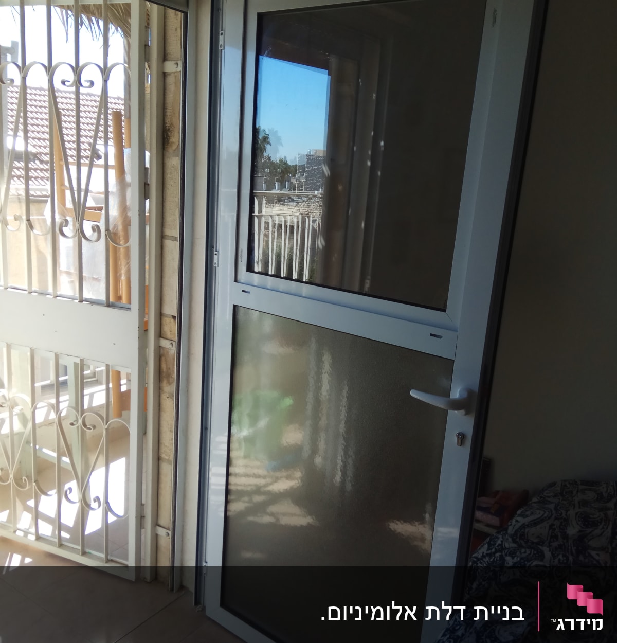 דלת אלומיניום עם זכוכית שקופה ומסגרת לבנה